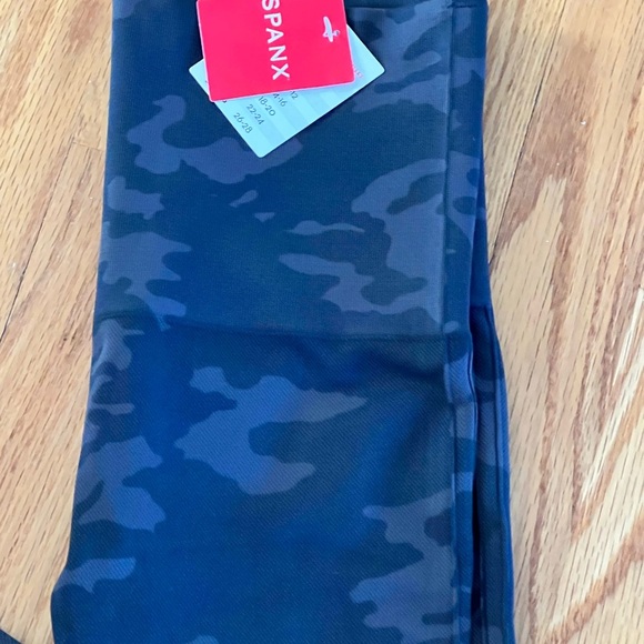 Spanx EcoCare Seamless Spanx Leggings Black Camo size XSmall NWT - Picture 2 of 9